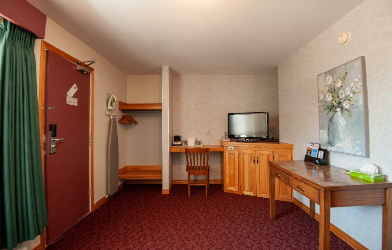 Dutch Inn Cornwall Экстерьер фото