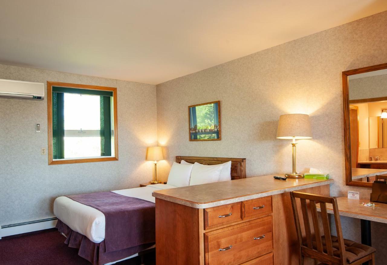 Dutch Inn Cornwall Экстерьер фото