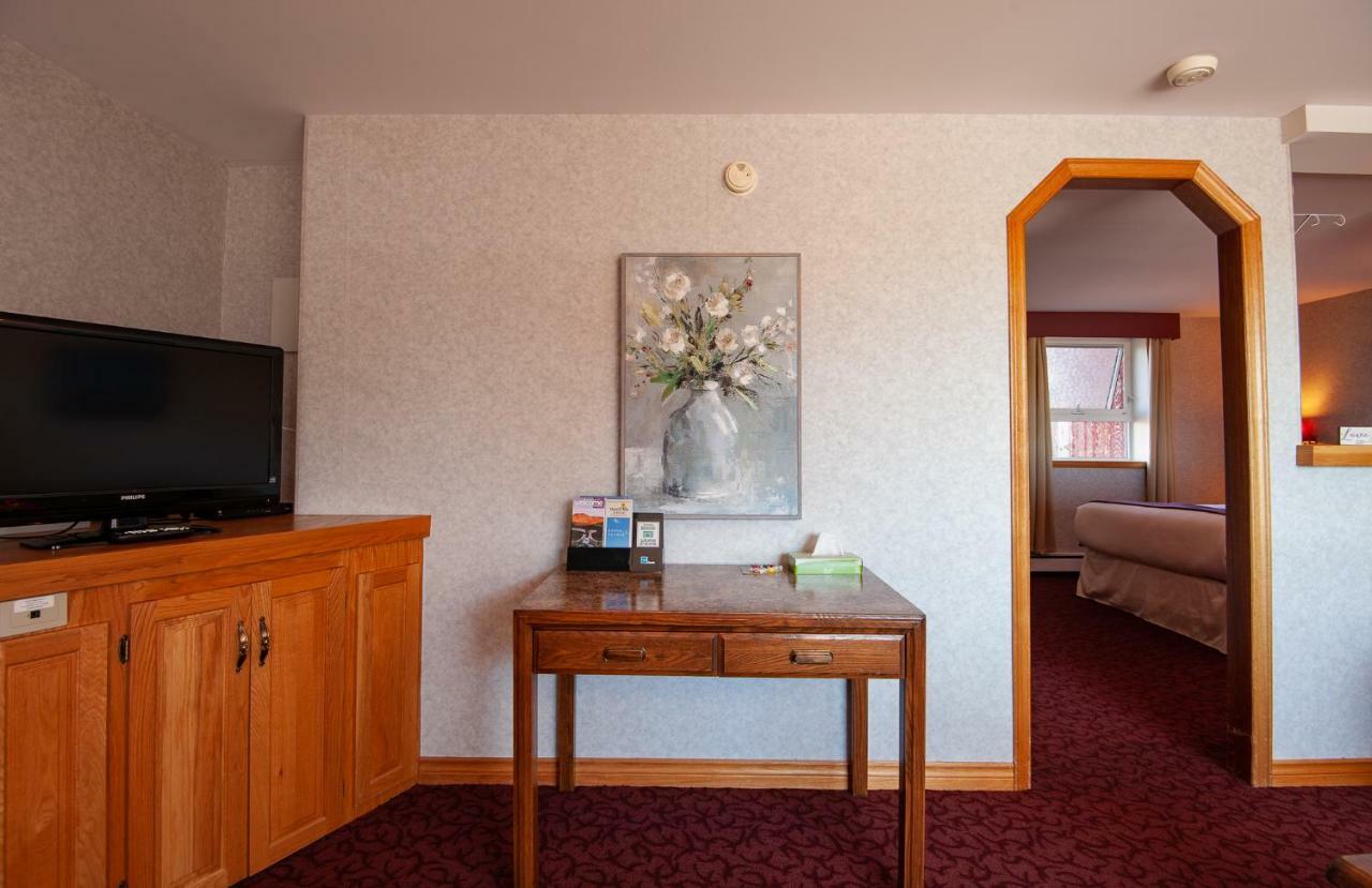 Dutch Inn Cornwall Экстерьер фото