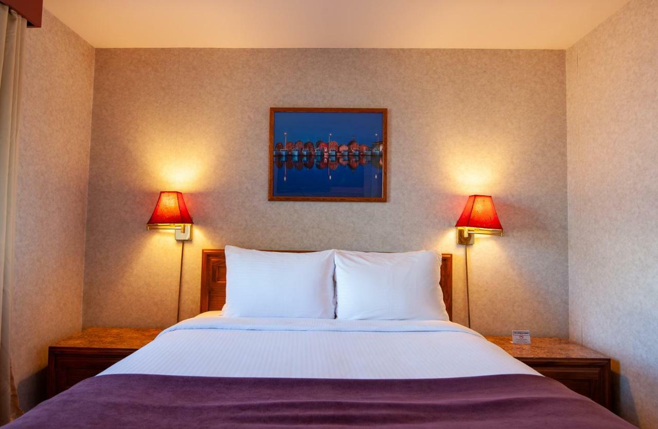Dutch Inn Cornwall Экстерьер фото